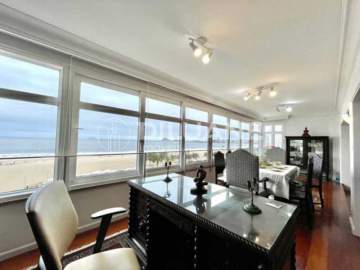 Av. Atlântica - Posto 3 | 236 m² | Frente mar | Andar alto | 3 quartos (1 suíte) | Vaga na escritura | Prédio com manobrista - CPAP30819