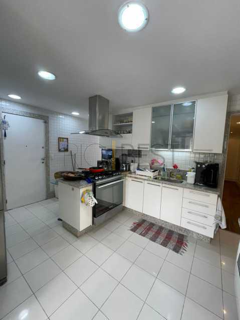 943b649b-30d6-4d32-9430-741f56 - 18