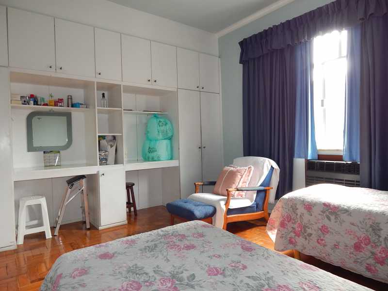 Conheça Quarto 1 com armário do imóvel - Amplo 3 quartos com dependência completa próximo ao Metrô - 3QTOSDEP138JGFC - 5 Quarto 1 com armário - 5