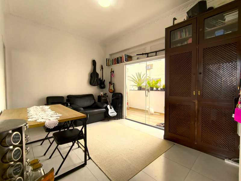 Conheça Sala ampla do imóvel - Apartamento à venda Rua Araújo Lima,Rio de Janeiro,RJ - R$ 239.000 - VI-ARLIM-SLQTO-VIT - 2 Sala ampla - 2