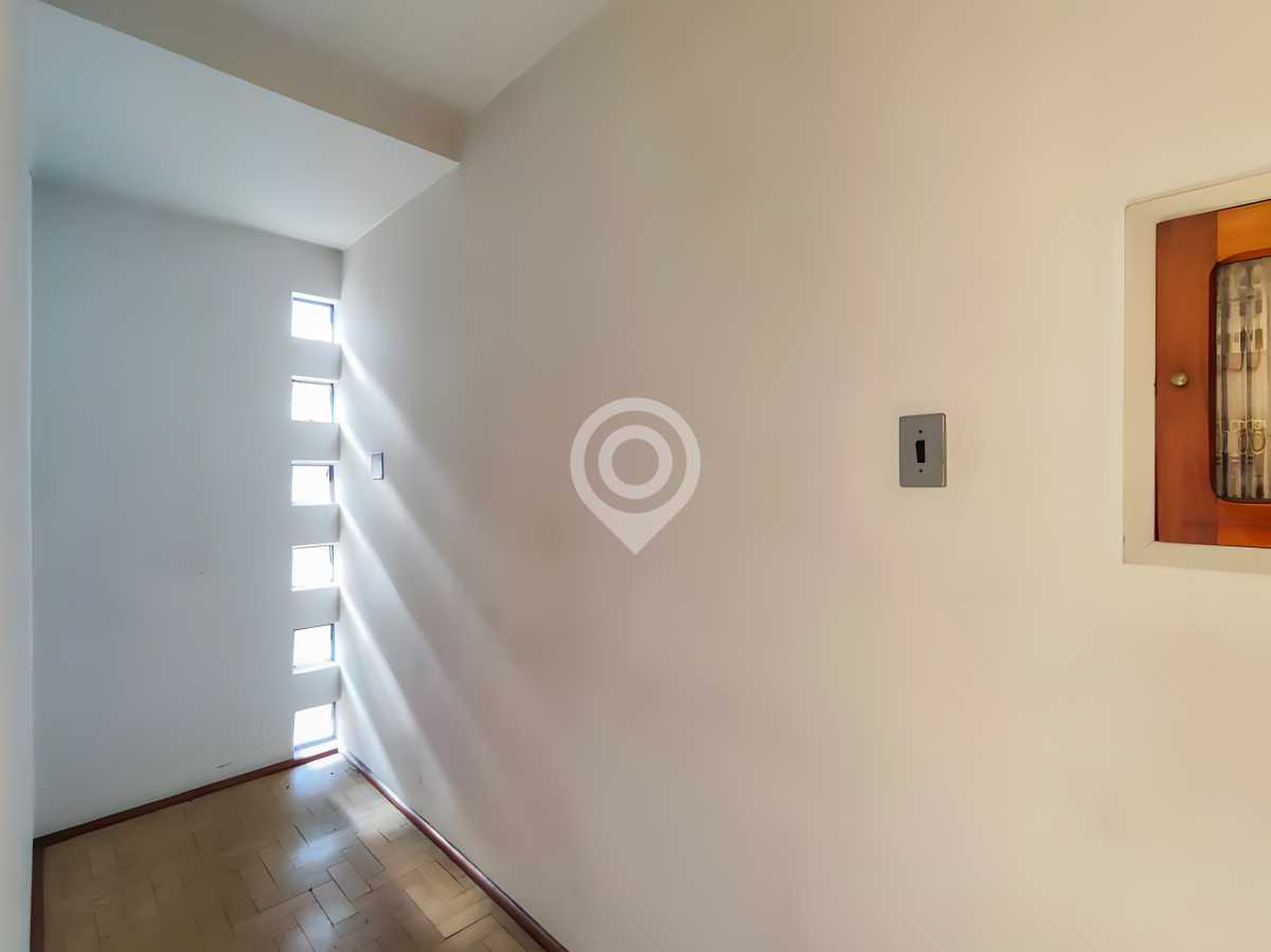 10135_G1728511803 - 4