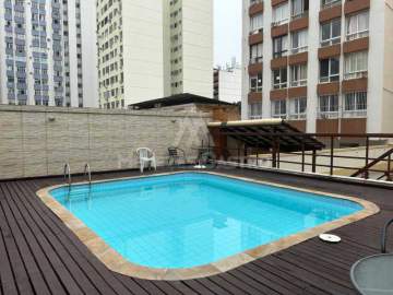 Apartamento modernizado, Varanda, sala 2 ambientes, 2 quartos, 1 suíte, cozinha integrada. 1 vaga. Piscina, sauna, portaria 24h. - MCAP20270