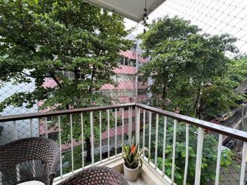 Apartamento modernizado, Varanda, sala 2 ambientes, 2 quartos, 1 suíte, cozinha integrada. 1 vaga. Piscina, sauna, portaria 24h. - MCAP20270