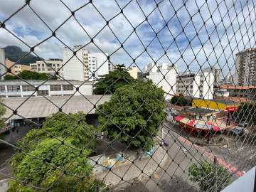 Ótima localização - Grajaú - Rua José Vicente. Apartamento 2 quartos, dependência completa, 1 vaga. - BTAP20818