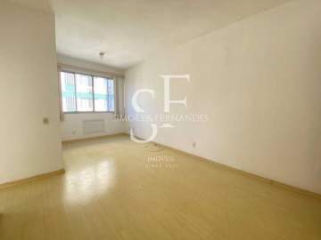 Vila Isabel - Rua Jorge Rudge - Apartamento desocupado, 2 quartos, dependência completa, 1 vaga na escritura. - BTAP21339