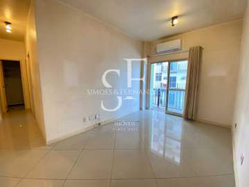 Ótima localização - Tijuca - Rua Ribeiro Guimarães - Apartamento 2 quartos, varanda, dependência revertida, 1 vaga. - BTAP21657