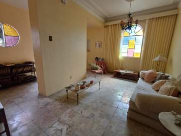 Tijuca - Rua Medeiros Pássaro - Casa de 2 andares com entradas independentes, total de 5 quartos sendo 1 suite, 1 vaga. - BTCA50037