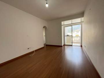 Ótima localização - Andaraí- Rua Maxwell, varanda, 2 quartos, dependência revertida para 3° quarto, 1 vaga, infraestrutura. - BTAP21876