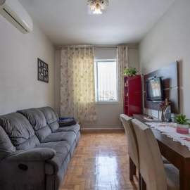 Oportunidade - Tijuca - Professor Lafaiete Cortês - Rua arborizada, apartamento reformado com 2 quartos e dependência revertida. - BTAP22076