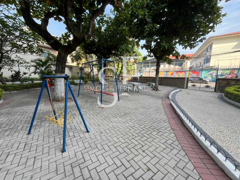 Conheça parquinho. do imóvel - Praça da Bandeira - Rua Felisberto de Menezes - Apartamento totalmente reformado, 2 quartos com dependência completa. - BTAP22339 - 28 parquinho. - 28