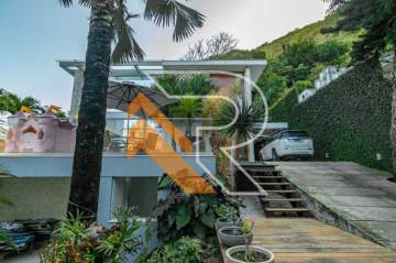 Imperdível - À venda casa triplex com 05 quartos, com 817m² de área construída e terreno de 1200m² em Itacoatiara, Região Oceânica de Niterói - RJ - NTCA50010