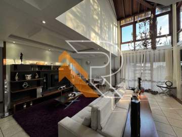 Imperdível - À venda casa duplex dentro de condomínio, com 05 quartos, sendo 04 suítes, com 563 m² de área construída e 1035 m² de terreno em Camboinhas - Região Oceânica de Niterói/RJ. - NTCN50013
