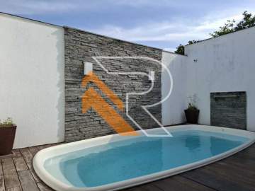 Ótima localização - À Venda Casa Duplex com 05 Quartos em Itaipu, Região Oceânica de Niterói-RJ. - NTCA50026
