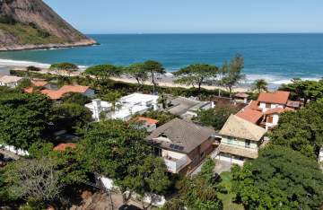 Ótima localização - À venda casa com 04 quartos, 357m² de área construída e terreno de 450m² em Itacoatiara, Região Oceânica de Niterói - RJ - NTCA40007