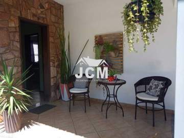 Casa sala 2 quartos sendo 1 suíte, 3 garagens. - JCCA20157