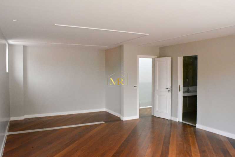 Conheça 18 do imóvel - Casa em Condomínio à Venda - 6 Dormitórios (5 Suítes) - Barra da Tijuca - 560 m² Em Reforma com Piscina, Área Gourmet com Proximidade ao Posto 5 - M65598 - 18 18 - 18