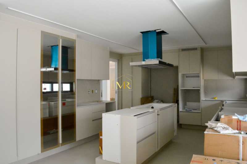 Conheça 10 do imóvel - Casa em Condomínio à Venda - 6 Dormitórios (5 Suítes) - Barra da Tijuca - 560 m² Em Reforma com Piscina, Área Gourmet com Proximidade ao Posto 5 - M65598 - 10 10 - 10