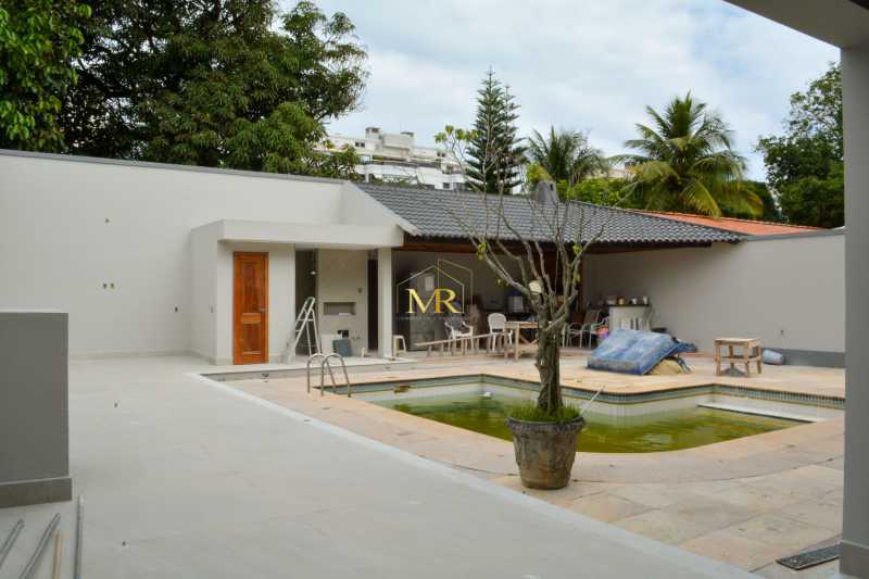 Conheça 25 do imóvel - Casa em Condomínio à Venda - 6 Dormitórios (5 Suítes) - Barra da Tijuca - 560 m² Em Reforma com Piscina, Área Gourmet com Proximidade ao Posto 5 - M65598 - 25 25 - 25