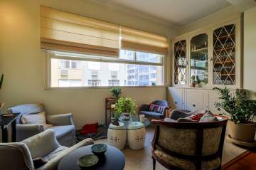 Apartamento à Venda - 4 Dormitórios (1 Suíte) - Copacabana - 197 m² com 1 Vaga, Frente e Reformado - DM196