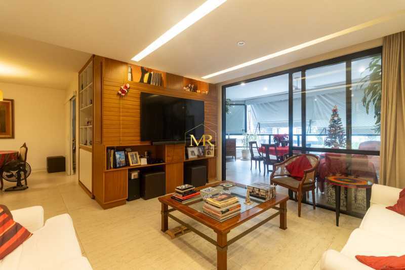 Conheça sala do imóvel - Apartamento 3 quartos, 1 suíte reformado de 150 m² no Jardim Oceânico varandão frontal e 2 vagas - Barra da Tijuca - DM237 - 1 sala - 1