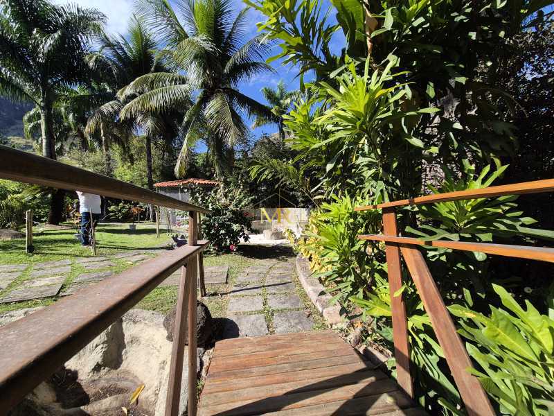 Conheça 02 Quintal 3 do imóvel - Casa à Venda no Anil com 4 Suítes, Piscina e Placa Solar em Condomínio - DM249 - 8 02 Quintal 3 - 8