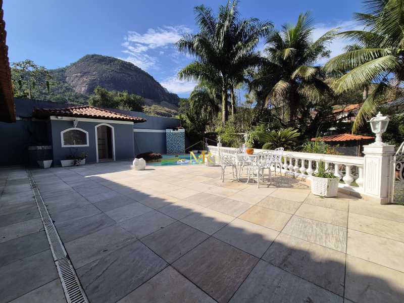 Conheça 02 Quintal 4 do imóvel - Casa à Venda no Anil com 4 Suítes, Piscina e Placa Solar em Condomínio - DM249 - 9 02 Quintal 4 - 9