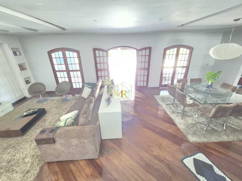 Conheça 04 Sala 5 do imóvel - Casa à Venda no Anil com 4 Suítes, Piscina e Placa Solar em Condomínio - DM249 - 16 04 Sala 5 - 16