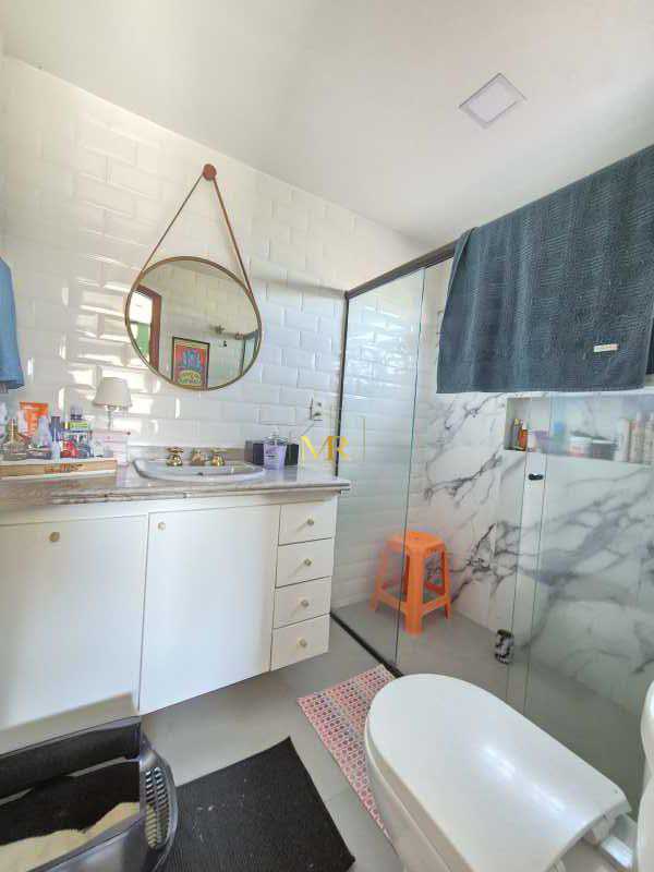 Conheça 07 Banheiro 1 do imóvel - Casa à Venda no Anil com 4 Suítes, Piscina e Placa Solar em Condomínio - DM249 - 25 07 Banheiro 1 - 25