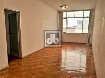 Imperdível - Apartamento amplo com salão em 2 ambientes; 3 quartos; 2 banheiros sociais com ventilação natural; copa-cozinha; dependências completas com armários; lavanderia! - JBT304547