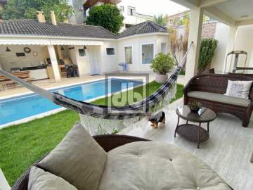 Ilha do Governador - Jardim Carioca - Casa Tríplex - À Venda - Varandas - 4 Quartos (4 Suítes) - Área de Lazer - Churrasqueira - Piscina - Segurança 24h - Julio Bogoricin - JBI60908
