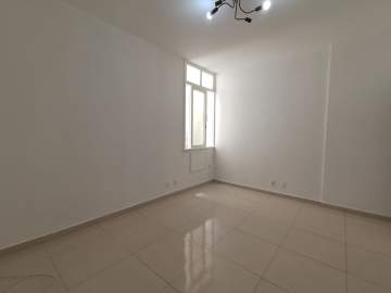 Ótima localização - Local bom de Laranjeiras já chegando a rua General Glicério , sala ótima 02qtos cozinha planejada , vaga para alugar - JBF28249