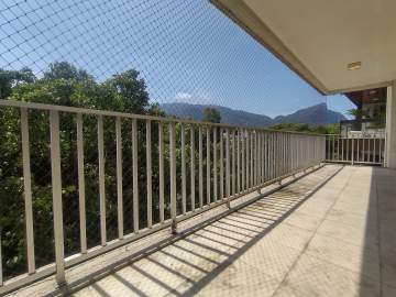 Imperdível - Apartamento à venda no Leblon desocupado com varanda, 4 quartos sendo 2 suítes copa-cozinha dependência 3 vagas - JBL47814