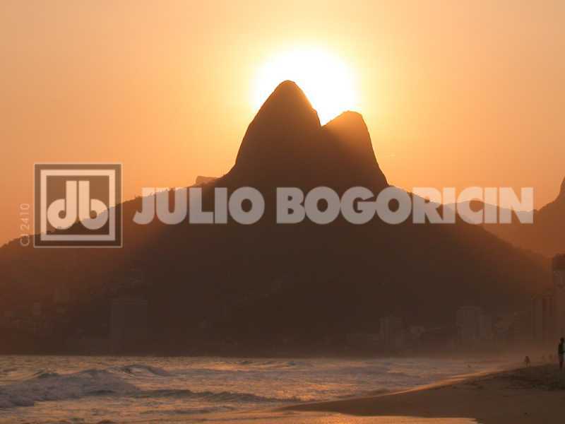 DSCN1703+-+sunset+on+Ipanema+b - 15