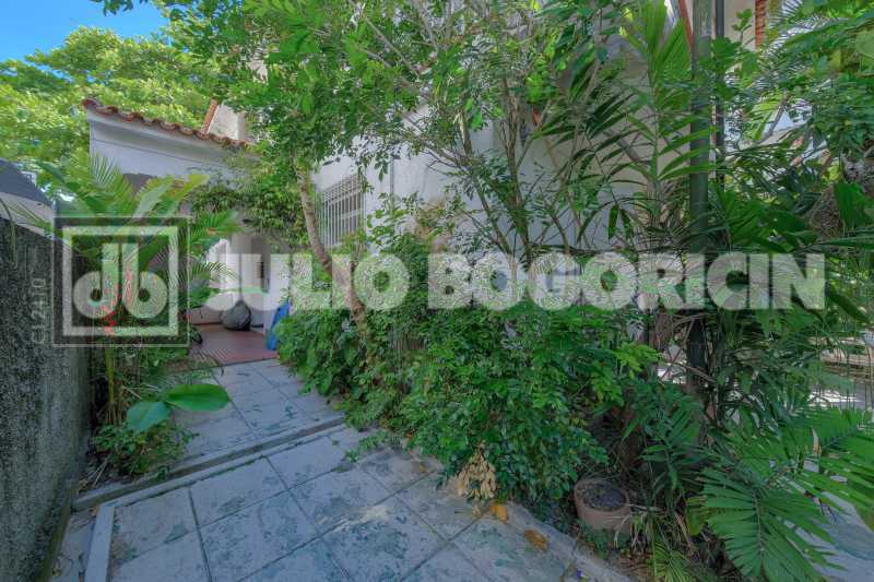 37 - Casa de rua - Duplex - Re - 37
