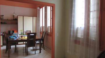 Ótima localização - Laranjeiras - Prédio pequeno e charmoso - Apartamento tipo casa - Original sala/ 3 qtos - Hoje duas salas/ 2 quartos - Suíte com sala e copa - Copa-cozinha tipo americana - 124m². - JBF36939