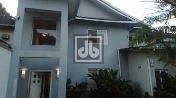 Imperdível - Vende - Linda casa cercada de verde, próximo à cachoeira, com quintal, 4 quartos (2 suítes) e 2 vagas. . - JBRB695184