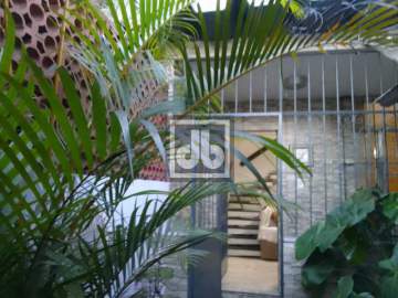 Oportunidade - Casa duplex, independente, em rua principal com 2 quartos. - JBJ601084