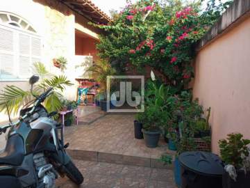 Ilha do Governador - Tauá - VENDA - Casa Linear - 3 Quartos (2 Suítes) - Varanda - 2 Vagas - Quintal - Julio Bogoricin - JBI61106