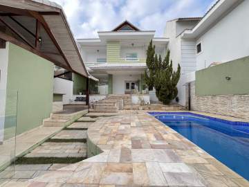 Ilha do Governador - Jardim Carioca - VENDA - Casa Duplex - 3 Quartos (3 Suítes) - Dependência Completa - Varanda - Lavabo - Área Lazer - Piscina com Cascata - Área Gourmet - 2 Vagas - Julio Bogoricin - JBI61128