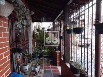 Linda casa de vila no centro da Freguesia, Jacarepaguá, com uma ótima área externa de lazer. Agende sua visita! - JBJ601192