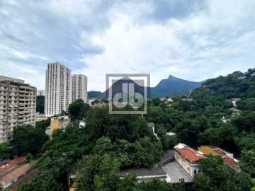 Oportunidade - Rua arborizada, andar alto , vista verde, apartamento com dois quartos, suíte e dependência completa. Vaga escritutrada! - JBF28563