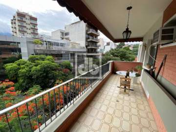 Ótima localização - Venda. Excepcional localização, Ótimo apartamento, varanda, 3 quartos (1suíte ), dependências completas, 2 vagas de garagem escrituradas. Shopping Tijuca, Pólo Gastronômico, - JBAP304592
