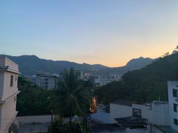 Excelente Casa á venda no Condomínio mais Cobiçado de Vila Isabel, com Total Segurança e Lazer, 4 Quartos(1 suíte),2 Varandas, Terração com Churrasqueira, 3 vagas de garagem. - JBAP62898
