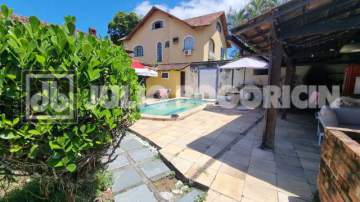 Excelente casa no Bosque dos Esquilos com 4 quartos, 4 banheiros e 2 salas. Piscina, Churrasqueira, área gourmet - JBJ601278