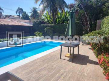 Maravilhosa casa Linear no Anil, 3 quartos, sendo uma suíte, sala em vários ambientes, área gourmet, piscina, automação da iluminação, placa solares e garagem para 2 carros. - JBJ601282