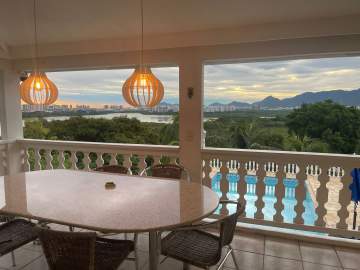 Imperdível - VENDA - JULIO BOGORICIN BARRA - CASA MAGNÍFICA - ITANHANGÁ - VISTA PANORÂMICA - 4 SUÍTES - ARMÁRIOS - 1.516M² (TERRENO) - PISCINA - ÁREA GOURMET - CONDOMÍNIO COM SEGURANÇA 24HRS - JBB67175