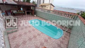 Ilha do Governador - Bancários - VENDA - Casa Tríplex - Sala - 3 Quartos (Suíte) - Dependência Completa - Varanda - Lavabo - Piscina - Churrasqueira - 3 Vagas de Garagem - Julio Bogoricin - JBI61232