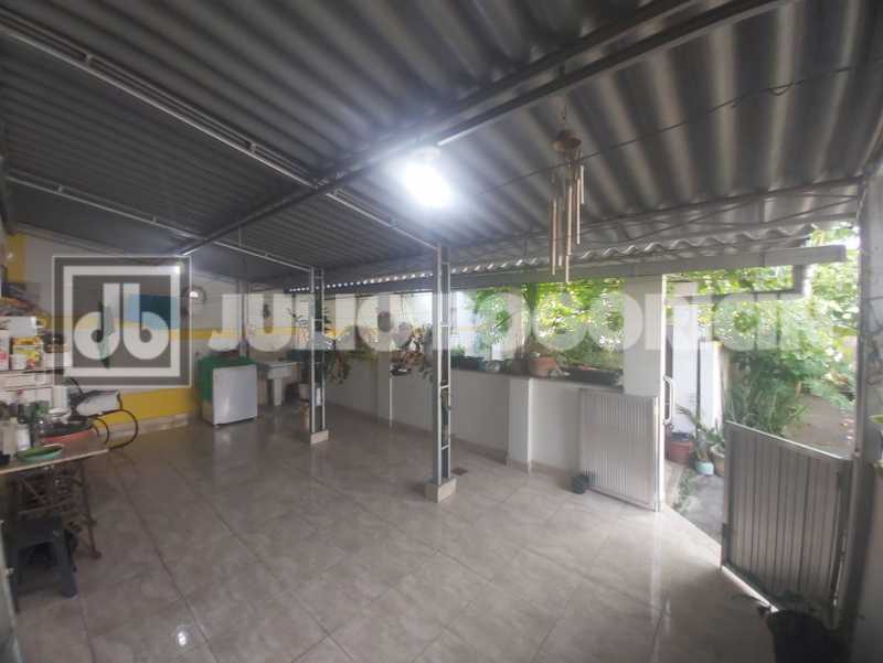 22 - Área Coberta Fundos - 21