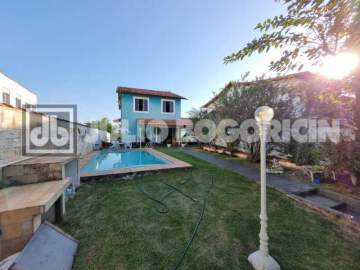 Oportunidade - Casa à Venda em Pechincha Jacarepaguá, 3 Quartos, 1 Suíte, Quintal, 4 Vagas - JBJ601366