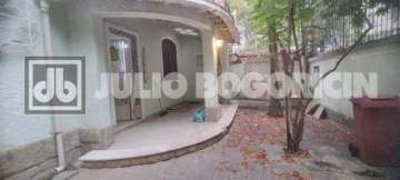Oportunidade - Tijuca. Ampla casa, varanda, 4 quartos, closet, ótimo quintal (fundos e frontal), vagas de garagem para 3 carros. Oportunidade!!! - JBT66131